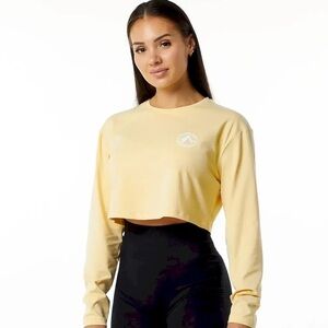 Alphalete Performance Long Sleeve Crop Top in Daffodil